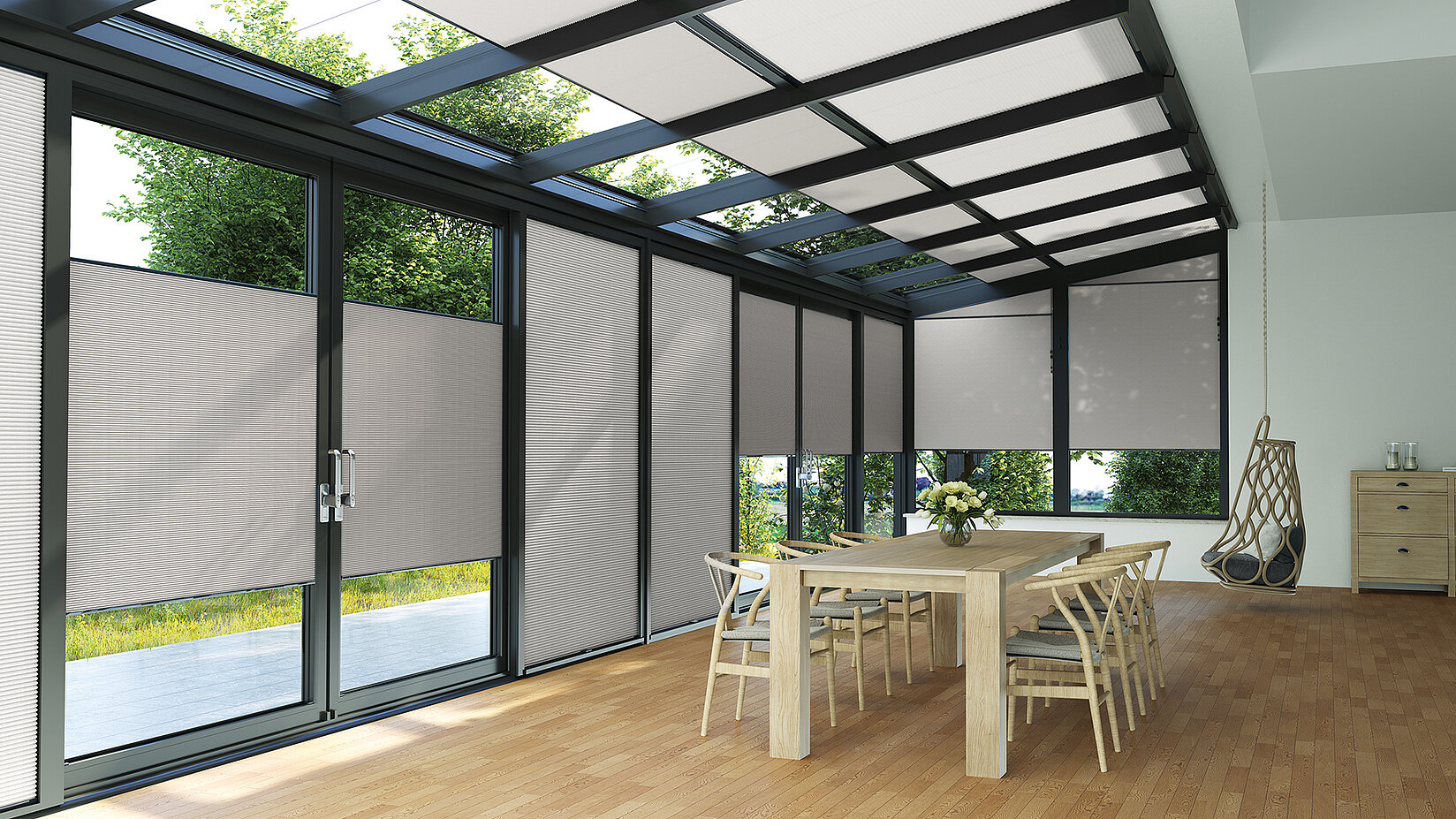 MHZ Wabenplissees im Wintergarten an Glasfronten und Glasdach, halbtransparent in Grau.