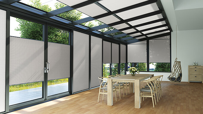 MHZ Wabenplissees im Wintergarten an Glasfronten und Glasdach, halbtransparent in Grau.