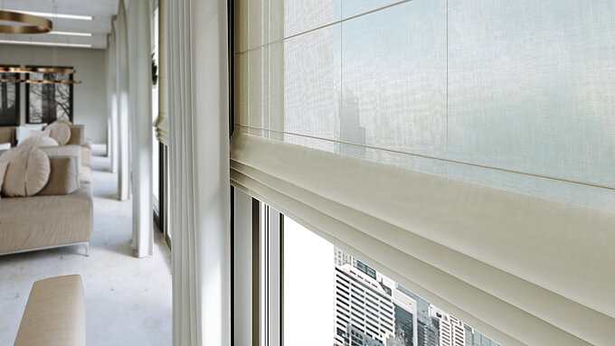 Elegante, halbtransparente Raffrollos und fliessende Vorhänge in einem modernen Wohnraum mit bodentiefen Fenstern und Stadtblick.