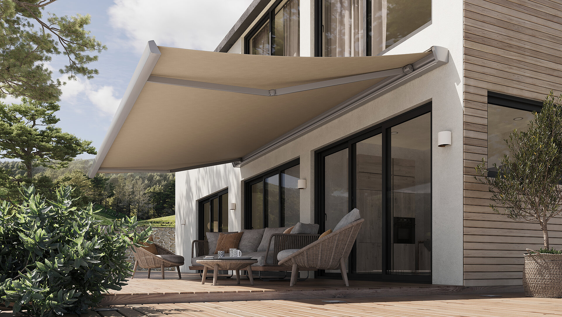 Beige Gelenkarmmarkise mit LED-Leisten über möblierter Terrasse eines modernen Wohnhauses.