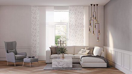 Moderner Flächenvorhang mit Gesichtermotiv von MHZ in einem hellen Wohnzimmer mit Sofa und Designleuchte.