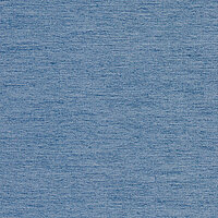 Nahaufnahme des nicht transparenten Stoffes SELENE in Jeans (3335) mit changierender Webstruktur – stilvolle, blickdichte Farbgebung für hochwertige Fensterdekorationen.