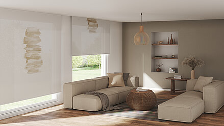 Lichtdurchlässige Rollos mit abstraktem Pinselmotiv in Sandfarbe an bodentiefen Fenstern eines warm und natürlich gestalteten Wohnzimmers mit beigen Möbeln.