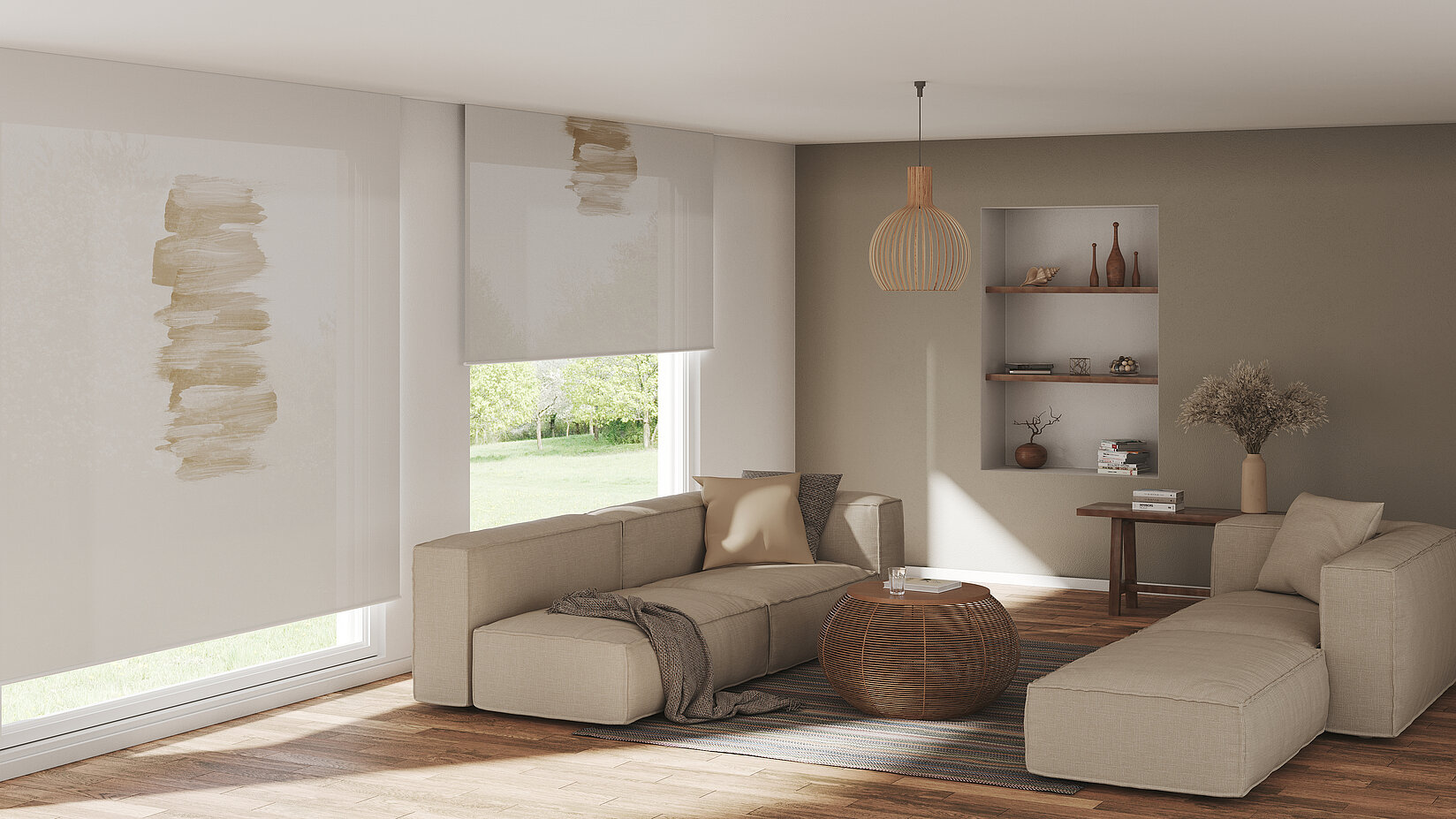 Lichtdurchlässige Rollos mit abstraktem Pinselmotiv in Sandfarbe an bodentiefen Fenstern eines warm und natürlich gestalteten Wohnzimmers mit beigen Möbeln.