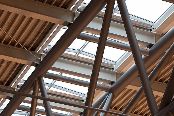 Dachkonstruktion aus Stahlträgern und Glasflächen im Flughafen Hamburg mit Gegenzuganlage k_oax.