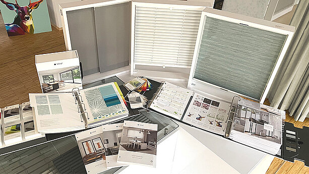 [Translate to Französisch:] Tisch mit Kollektionsordner und -muster