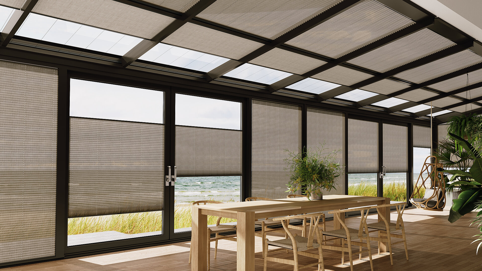 Plissees in Naturfarbe an Seiten- und Dachverglasung eines modernen Wintergartens mit Ausblick.