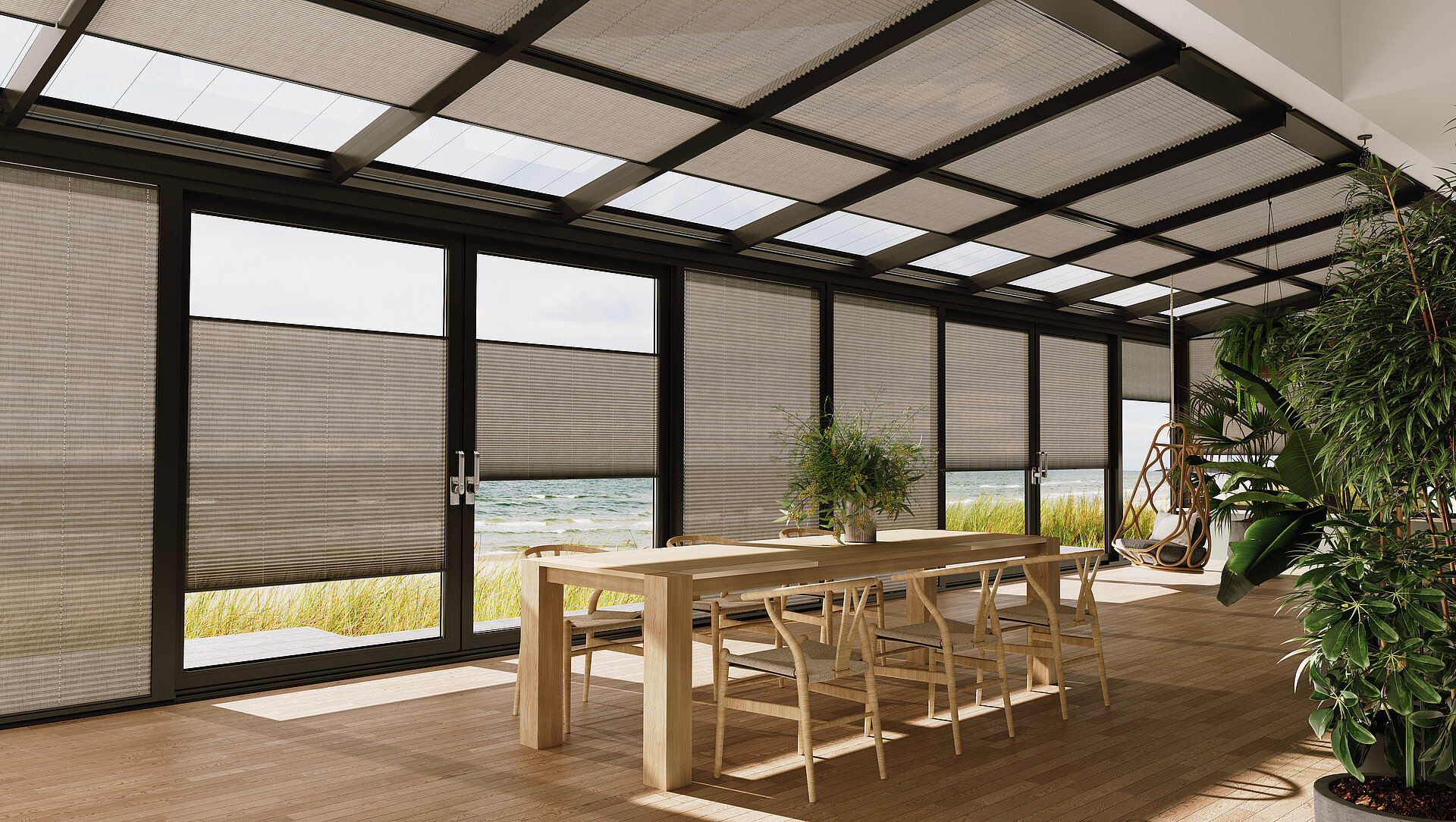 Plissees in Naturfarbe an Seiten- und Dachverglasung eines modernen Wintergartens mit Ausblick.
