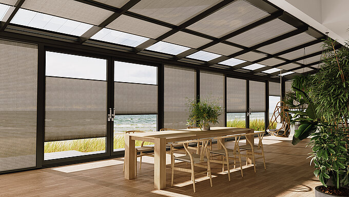 Plissees in Naturfarbe an Seiten- und Dachverglasung eines modernen Wintergartens mit Ausblick.
