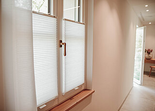 [Translate to Französisch:] Plissees der Kooperation im Badezimmer