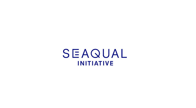 Logo der SEAQUAL INITIATIVE in blauer Schrift auf weissem Hintergrund.