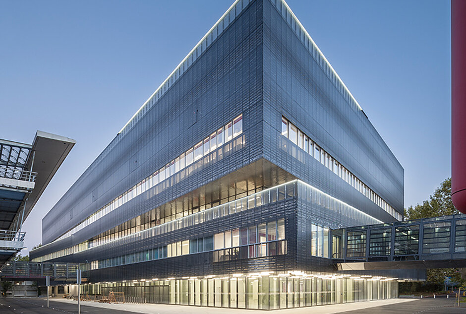 Metallbehang s_enro am Neurocampus in Bordeaux