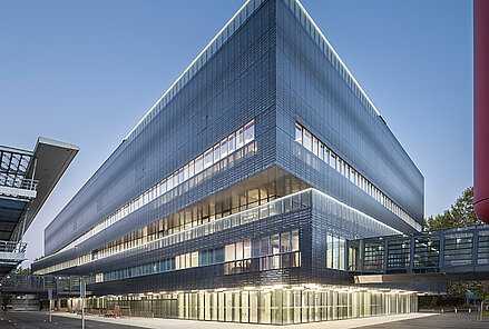 Metallbehang s_enro am Neurocampus in Bordeaux