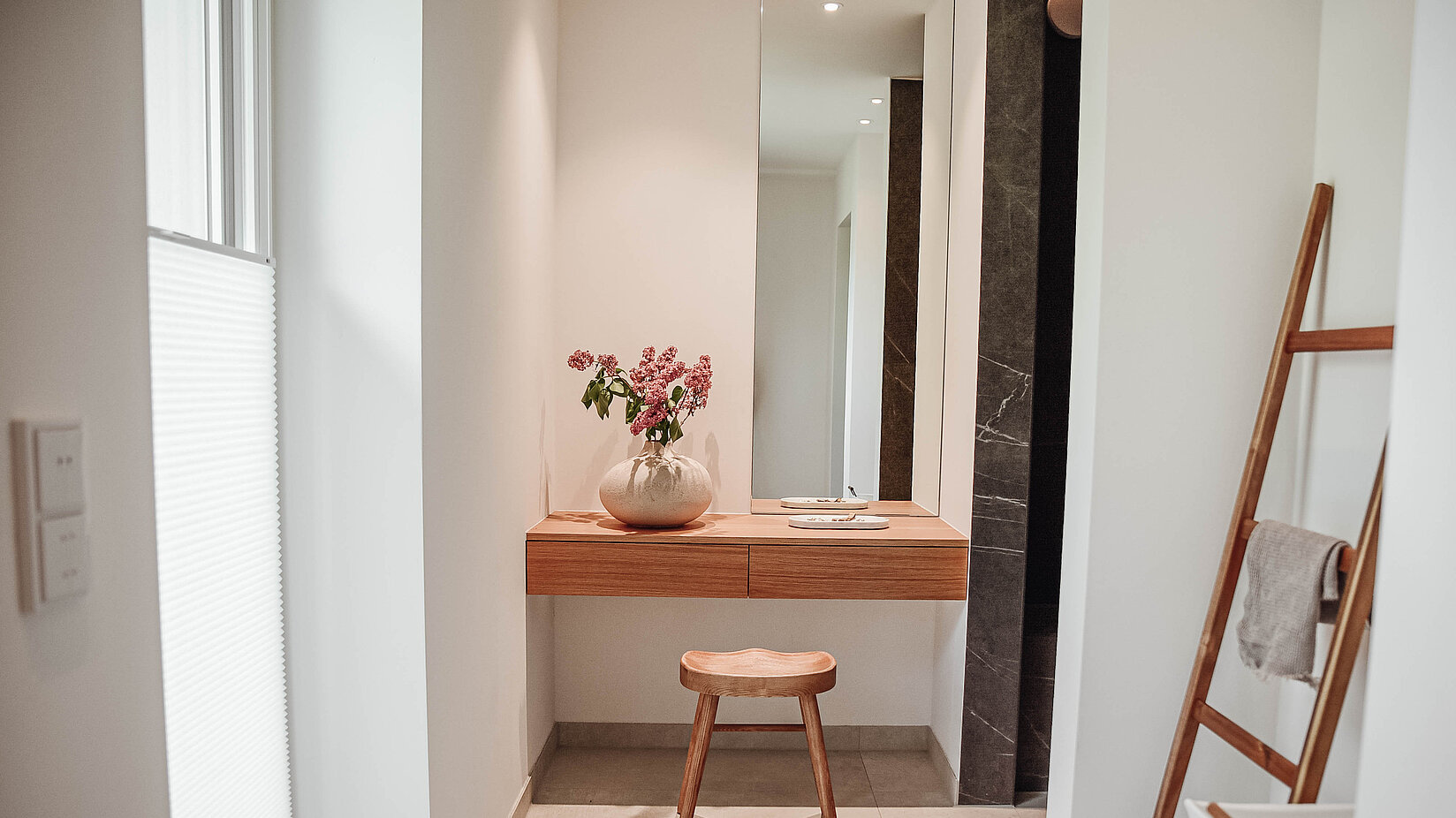 [Translate to Französisch:] Plissees der Kooperation im Badezimmer