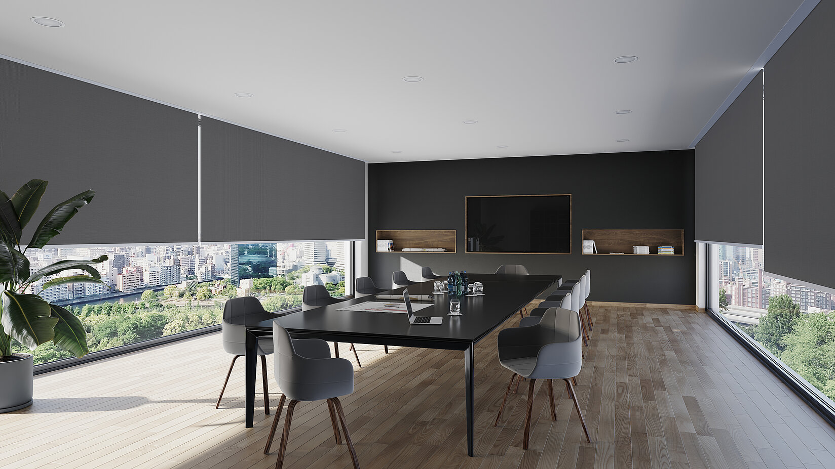 Moderner Konferenzraum mit bodentiefen Fenstern und grauen, lichtdurchlässigen Rollos zur Reduzierung von Blendeffekten und für diskreten Sichtschutz.