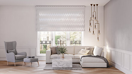 Helles Wohnzimmer mit Ecksofa, Sessel und halbtransparentem Rollo mit Zickzackmuster an grossen Fenstern. Elegantes Interieur mit dezenten Farben und stilvoller Beleuchtung.