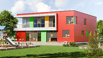 Kindergarten mit bedrucktem Insektenschutzgewebe und Kinderzeichnungen an den Fenstern.