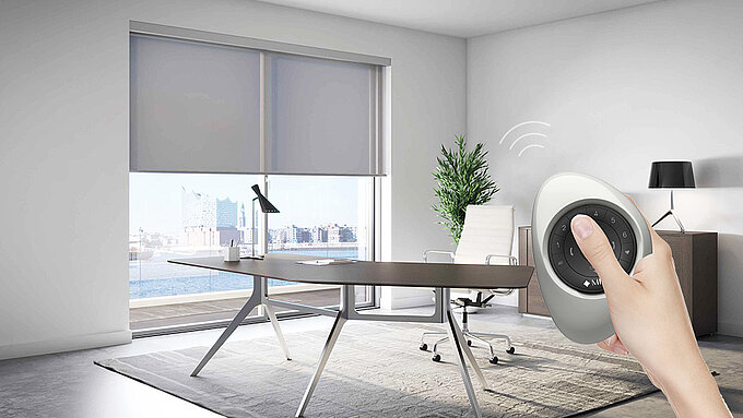 Elektrisches Rollo in modernem Büro, gesteuert mit Funkfernbedienung, mit Ausblick auf die Elbphilharmonie