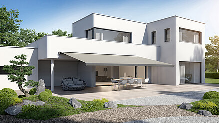 Graue Gelenkarmmarkise am Haus von der Gartensicht