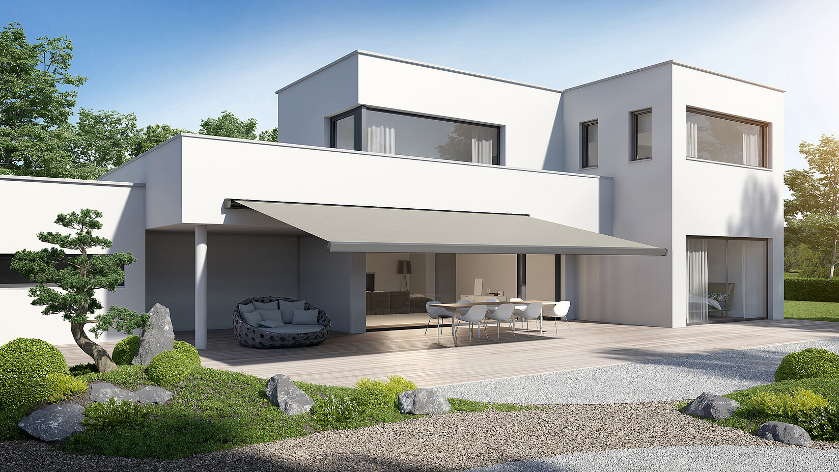 Graue Gelenkarmmarkise am Haus von der Gartensicht