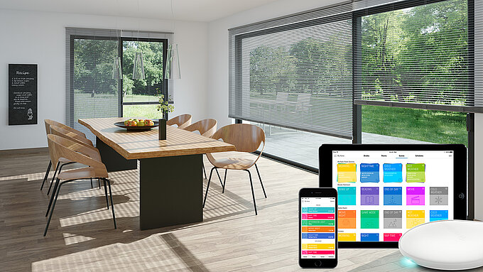 Innenjalousien mit digitaler Steuerung über Tablet und Smartphone im Wohn-Esszimmer. Automatisierte Szenensteuerung im Smart Home.