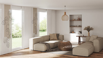 MHZ Flächenvorhang „Tessa“ mit Monstera-Blatt-Motiv in Beige im Wohnzimmer mit Ecksofa und Naturdekor.