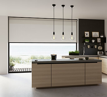 Küche mit modernem MHZ-Rollo und Blick aufs Meer – elektrisch steuerbar mit PowerView®-System.