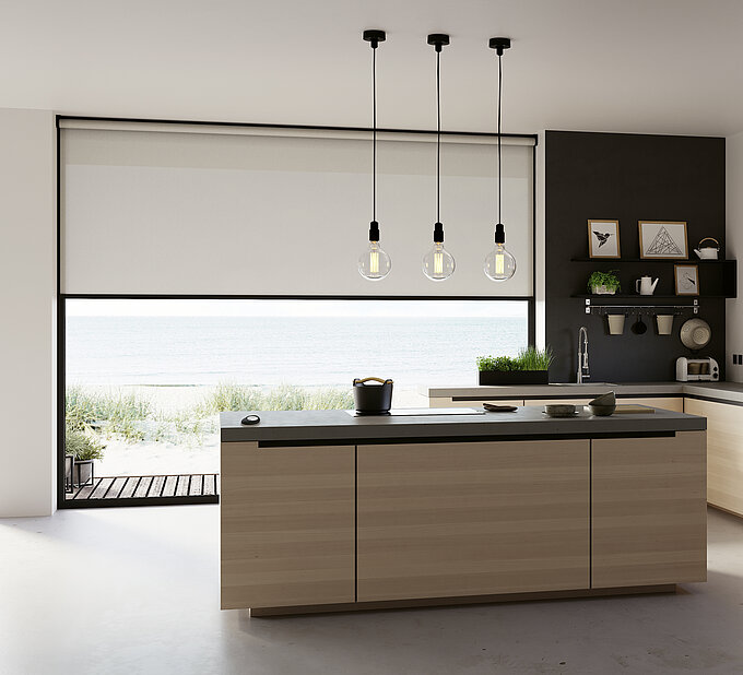 Küche mit modernem MHZ-Rollo und Blick aufs Meer – elektrisch steuerbar mit PowerView®-System.