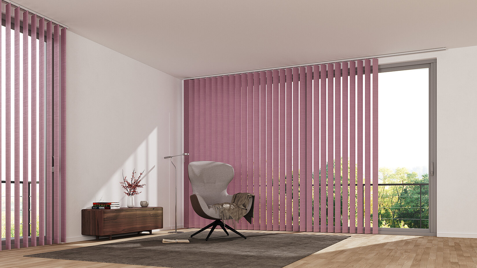 Rosafarbener Lamellenvorhang an der Fensterfront im Wohnbereich