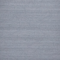 Nahaufnahme eines grauen Wabenplissees mit feinem, organischem Linienmuster, Dessin „Montana“.