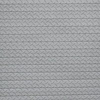 Nahaufnahme eines grauen Wabenplissees mit feinem, grafischem Linienmuster, Dessin „Hank“.