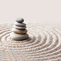 Zen-Motiv „Balance“ mit Steinpyramide auf Sand für beruhigende Lamellenvorhänge