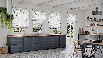 Küche mit MHZ Duette® Wabenplissee „Herbs 6840“, verziert mit Kräuterzeichnungen auf Weiss.