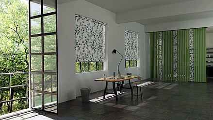Büro mit Rollos und Vertikallamellen im MHZ-Design „Eucalyptus“ mit grünem Blattmuster als Sicht- und Sonnenschutz.