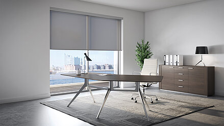 Smart Home kompatibles graues Rollo am Fenster eines Büros, das Blick auf die Elbphilharmonie hat. 