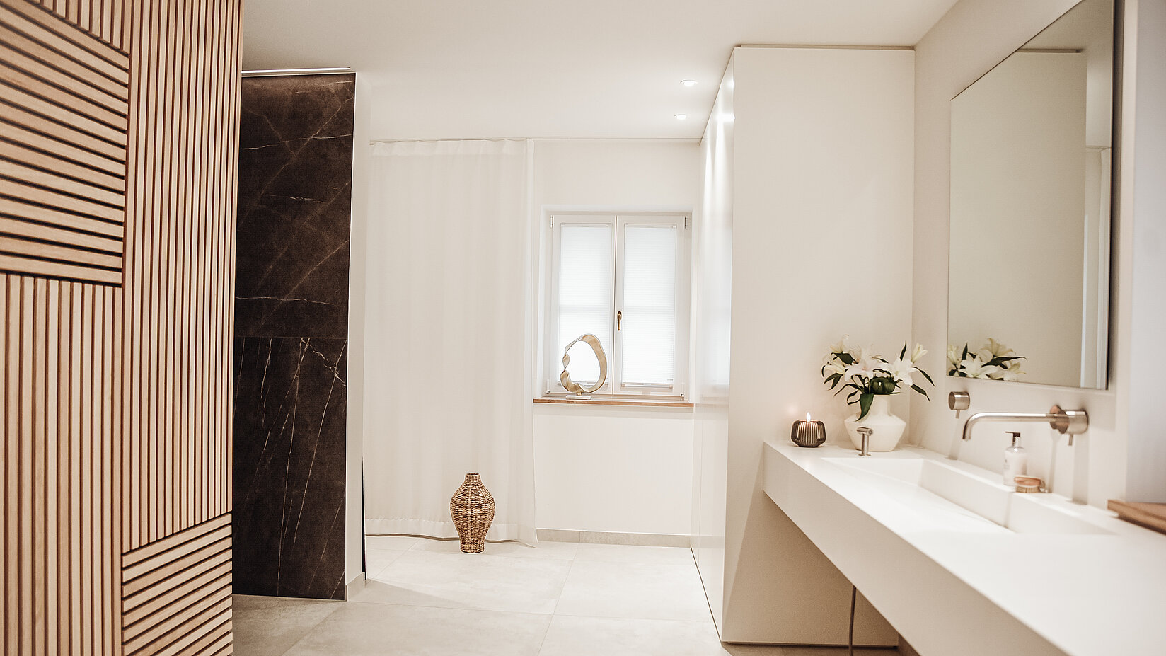 [Translate to Französisch:] Plissees der Kooperation im Badezimmer