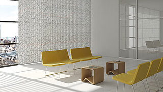 Moderner Wartebereich mit gelben Stühlen, kleinen Tischen und dekorativem Sichtschutz mit Linienmuster vor grosser Fensterfront