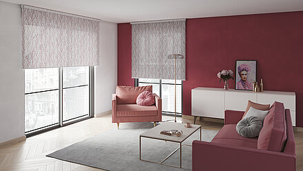 Modernes Wohnzimmer mit zwei grossen Fenstern, ausgestattet mit halbtransparenten, gemusterten Rollos in Naturdesign. Die Einrichtung ist in warmen Rosé- und Beerentönen gehalten.