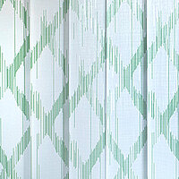 Lasercut-Lamellen mit grafischem Ikat-Rautenmuster und teildurchlässiger Struktur