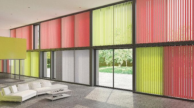 Mehrere verschiedenfarbige Lamellenvorhänge am Fenster im Wohnbereich