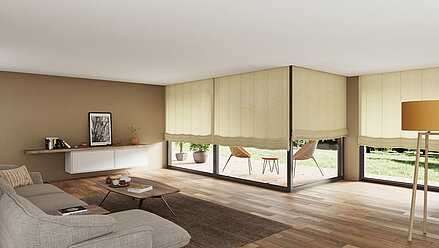 Wohnzimmer mit Raffrollos in Beige vor bodentiefen Fenstern und Blick ins Grüne