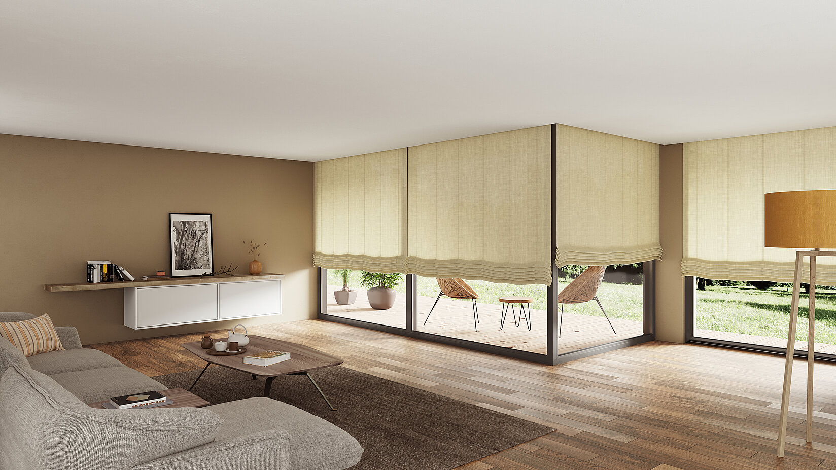 Wohnzimmer mit Raffrollos in Beige vor bodentiefen Fenstern und Blick ins Grüne
