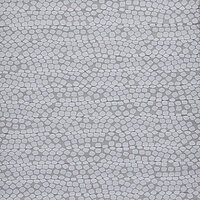 Nahaufnahme eines Wabenplissees mit kleinteiligem mosaikartigen Muster in Grau, Dessin „Mosaik“.