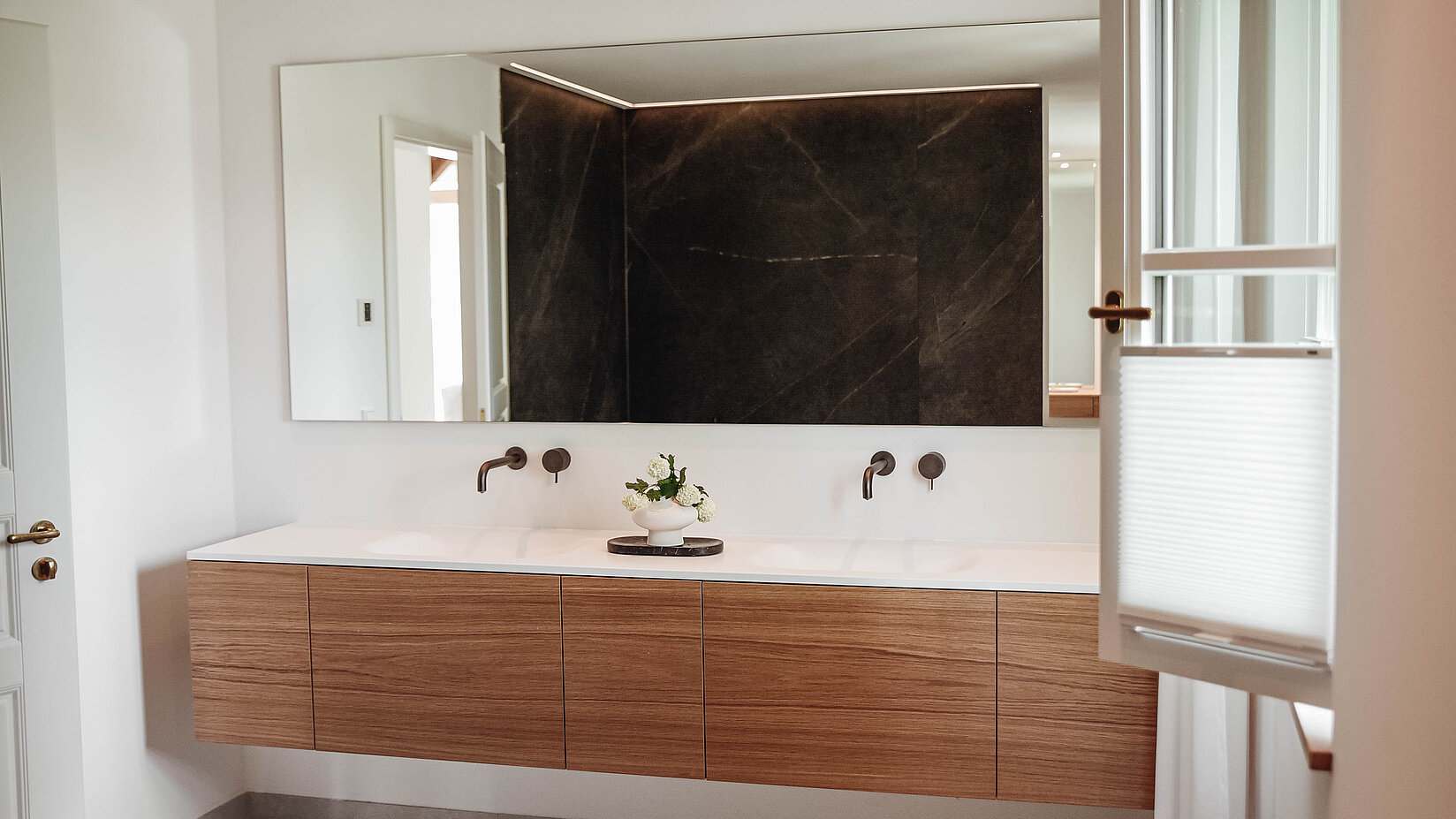 [Translate to Französisch:] Plissees der Kooperation im Badezimmer