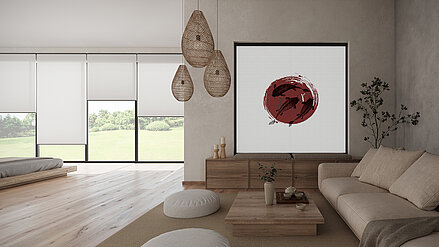 Wohnzimmer mit MHZ Wabenplissee und stilisiertem Koi-Motiv im Japandi-Stil.
