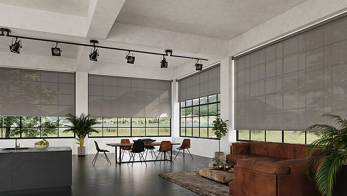 Innenansicht eines modernen Lofts mit grossen Fenstern und halbtransparenten Rollos als Blendschutz und Sonnenschutz