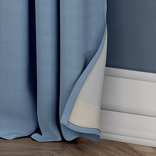 Hellblauer MHZ-Vorhang in Nahaufnahme mit sichtbarer Rückseite und weisser Sockelleiste im Hintergrund.