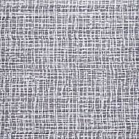 Nahaufnahme eines Wabenplissees mit netzartigem Rastermuster in Grau und Weiss, Dessin „Net“.