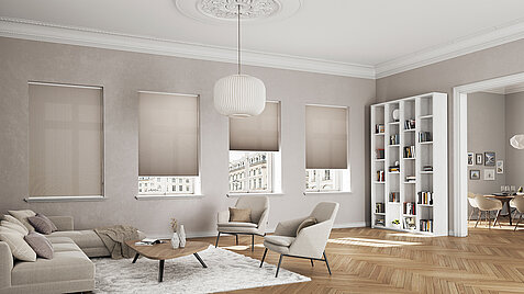 Helles Wohnzimmer mit MHZ Duette® Wabenplissee „Elan Pearl 8145“ an fünf Fenstern.