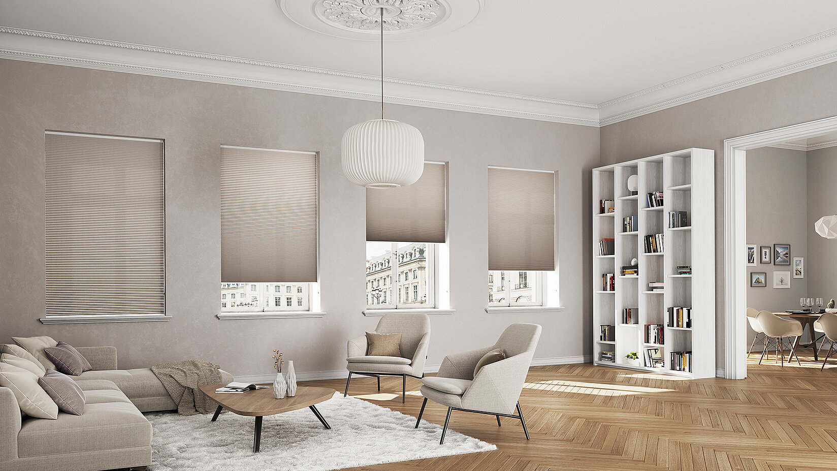 Helles Wohnzimmer mit MHZ Duette® Wabenplissee „Elan Pearl 8145“ an fünf Fenstern.